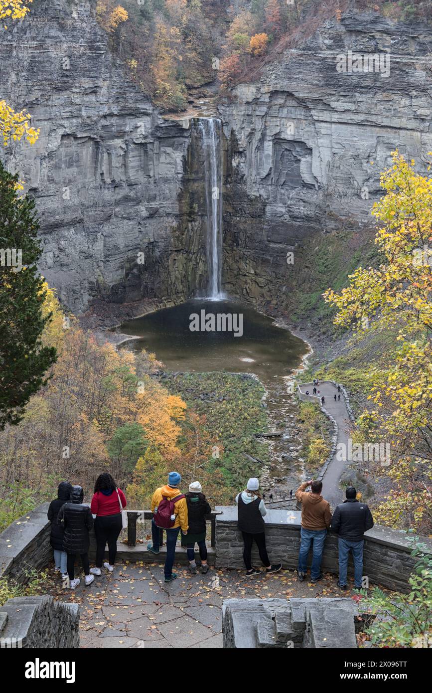 Im Taughannock Falls State Park, einem Touristenziel in der Region Finger Lakes im Bundesstaat New York, erwartet euch ein Wasserfall. Reisen, Tourismus Stockfoto