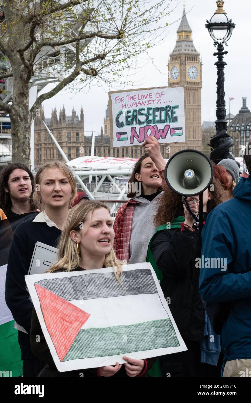 London, Großbritannien. 10. April 2024. Die Jugendforderung, eine neue Protestgruppe, marschiert mit Palestine Action um Westminster, London, und fordert einen Stopp der britischen Waffen für den Verkauf an Israel. Quelle: Ron Fassbender/Alamy Live News Stockfoto