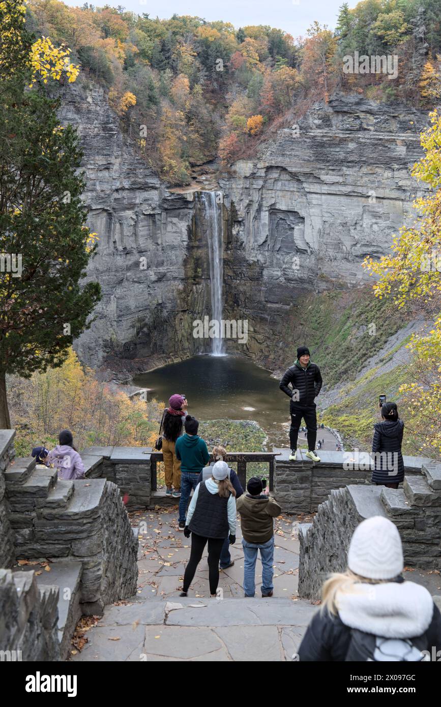 Im Taughannock Falls State Park, einem Touristenziel in der Region Finger Lakes im Bundesstaat New York, erwartet euch ein Wasserfall. Reisen, Tourismus Stockfoto