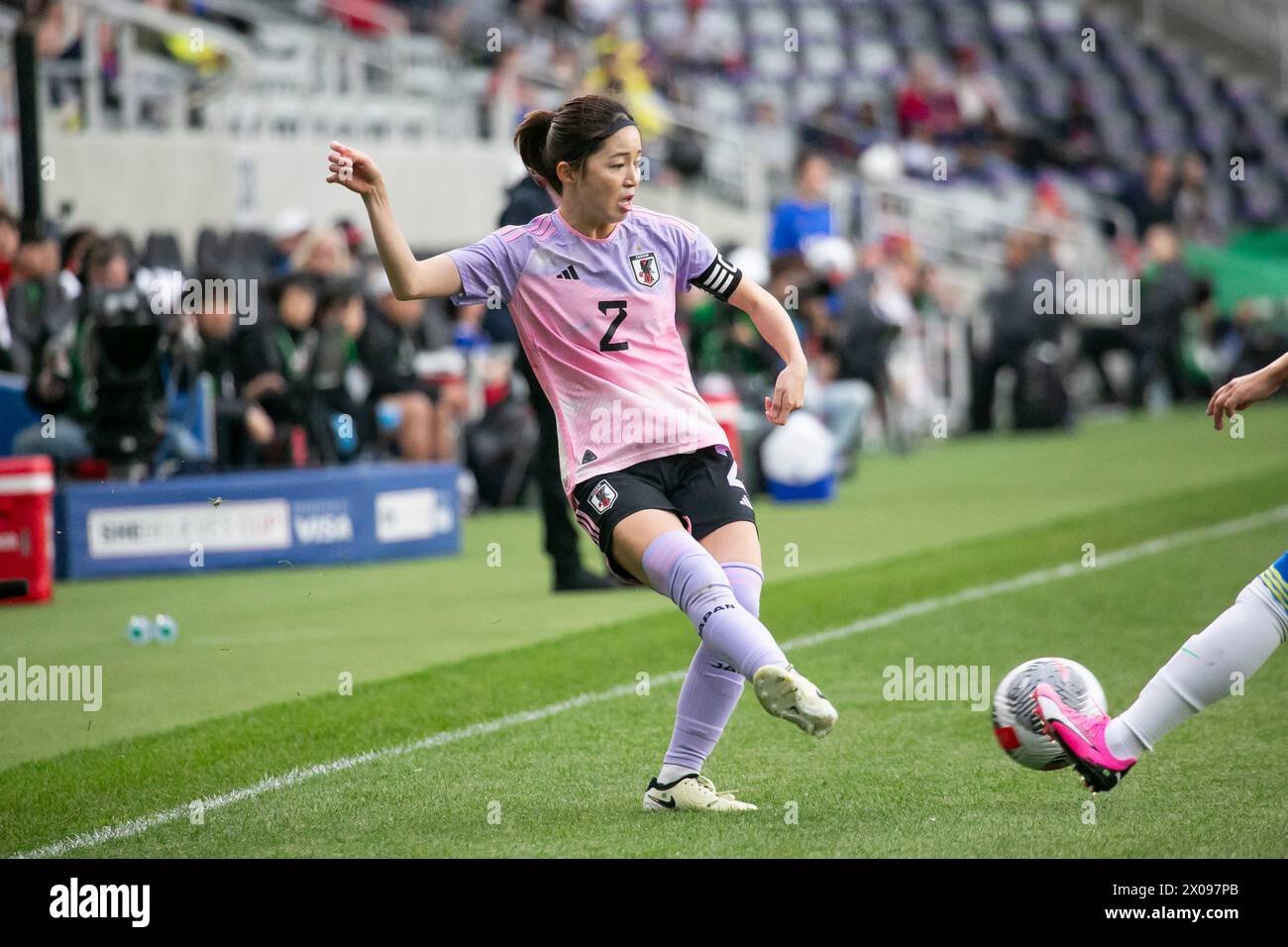 Columbus, Ohio, USA. April 2024. Die japanische Verteidigerin Risa Shimizu #2 übergibt den Ball während des Spiels Brasilien gegen Japan im She Believe Cup auf dem Feld Lower.com in Columbus, Ohio. (Kindell Buchanan/Alamy Live News) Stockfoto