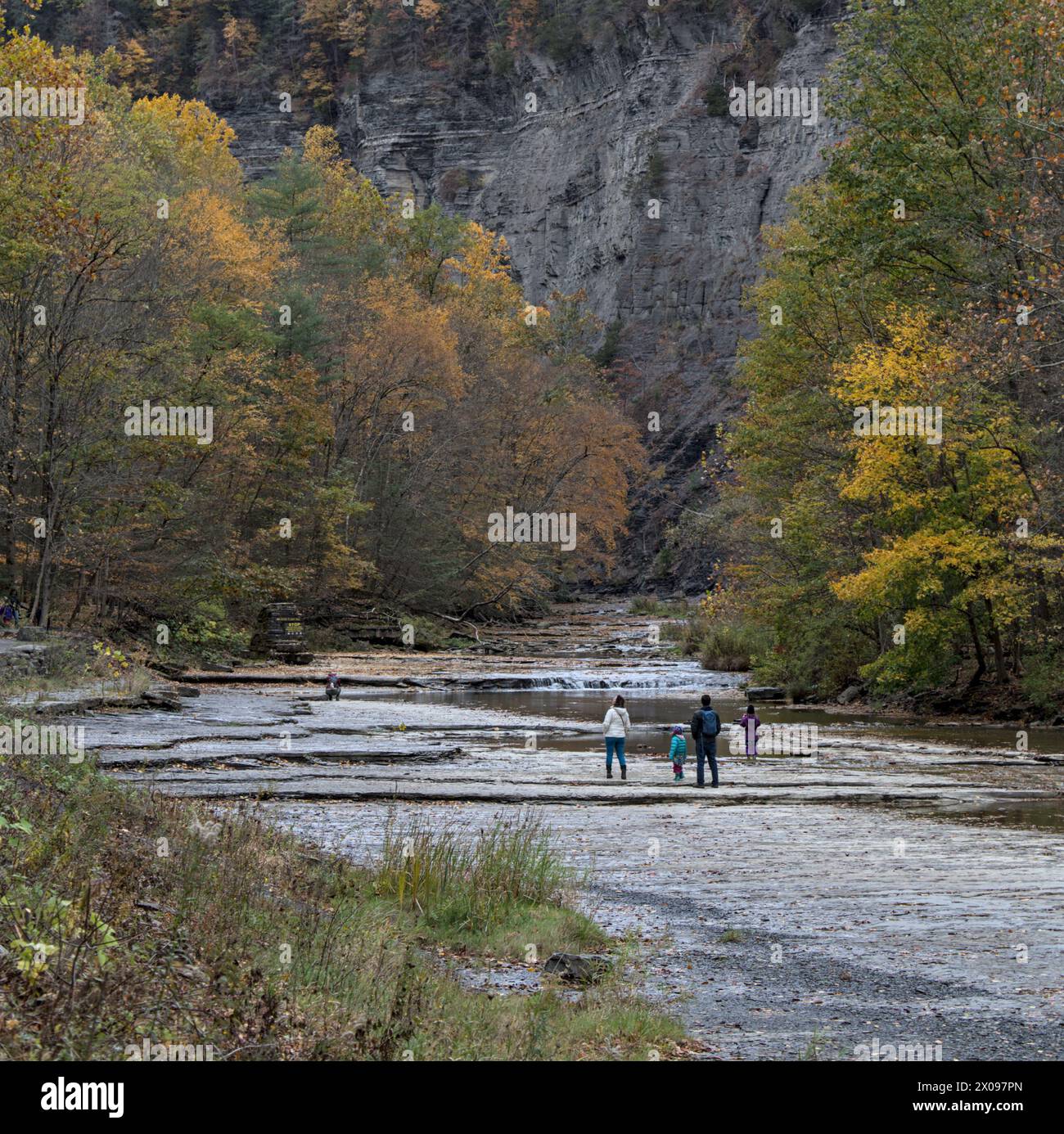 Familienspaziergang durch die Schlucht im Taughannock Falls State Park, einem Touristenziel in der Region Finger Lakes im Norden von New York. Berühmter Wasserfall in Stockfoto