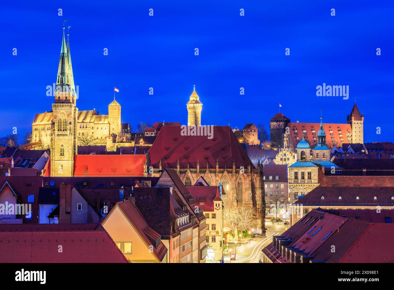Nürnberg, Deutschland. St. Sebaldus-Kirche und Schloss Nürnberg. Franken, Bayern. Stockfoto