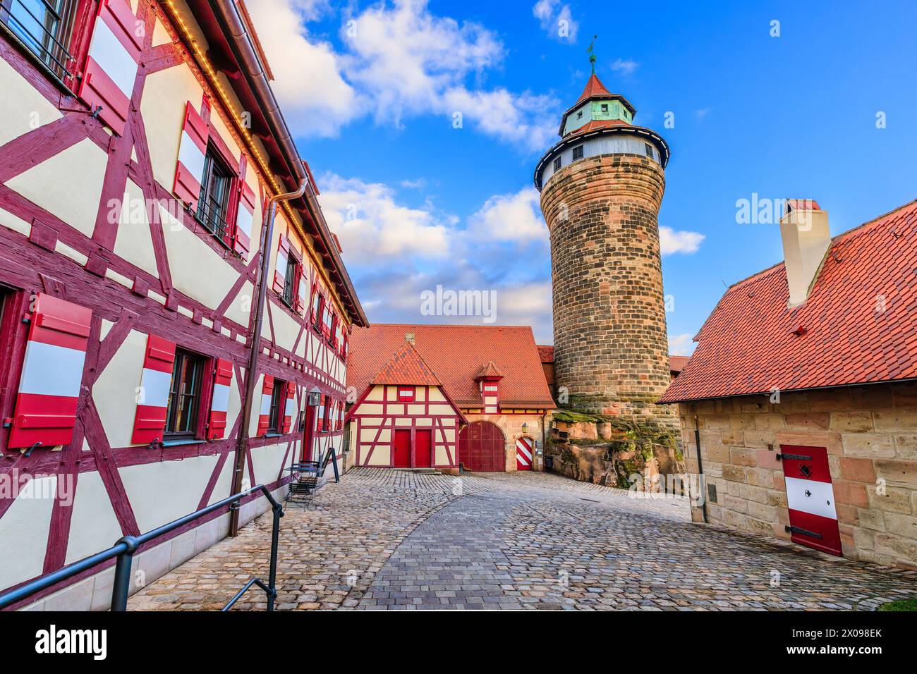 Nürnberg, Deutschland. Innenhof der Kaiserburg mit dem Sinwell-Turm. Franken, Bayern. Stockfoto