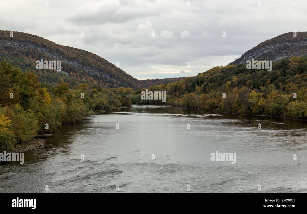 Blick auf die Wasserlücke von delaware vom Viadukt (Herbst mit Herbstfarben, Bäume wechseln) wunderschöne Landschaft Pennsylvania und New Jersey Grenze (Fluss, Himmel, Tre Stockfoto
