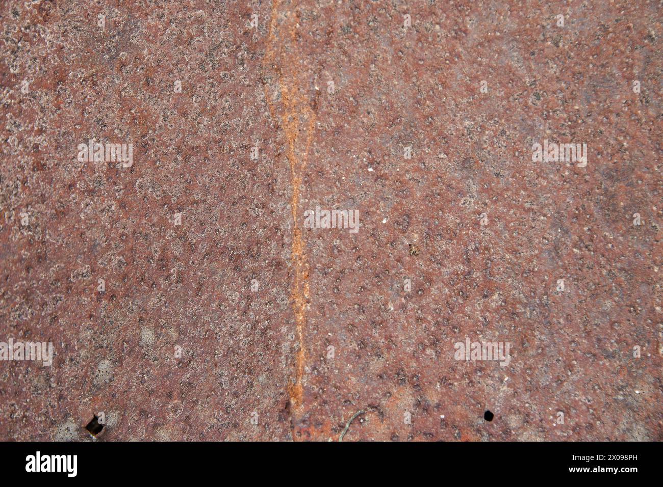 Metallstück in fortgeschrittenem Korrosionszustand, abstrakte Nahaufnahme eines rosthaltigen Metallstücks. Stockfoto