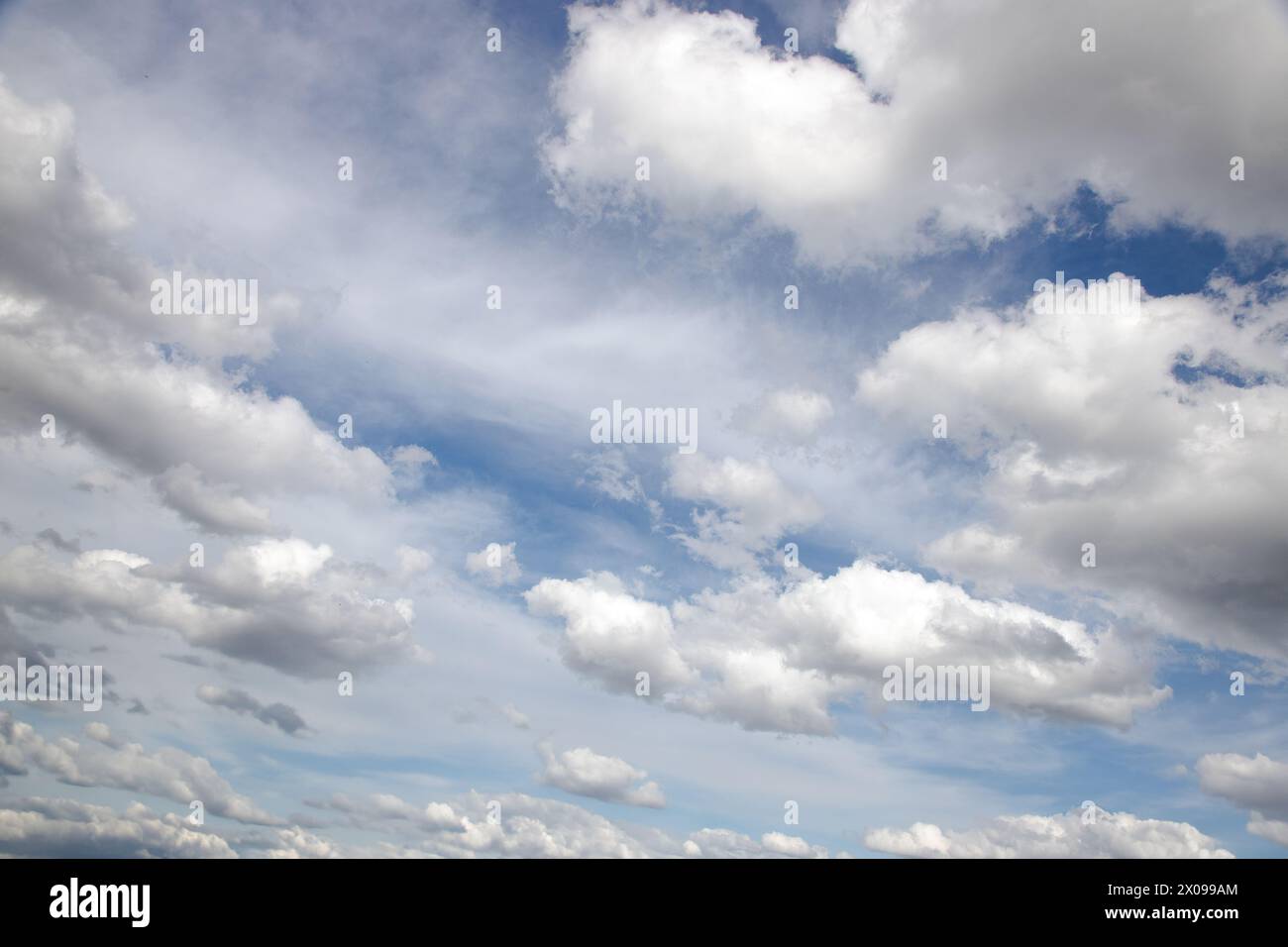 Blauer Himmel mit dichten Wolken, Hintergrund, Besinnung, Unermesslichkeit. Feldtiefe. Stockfoto