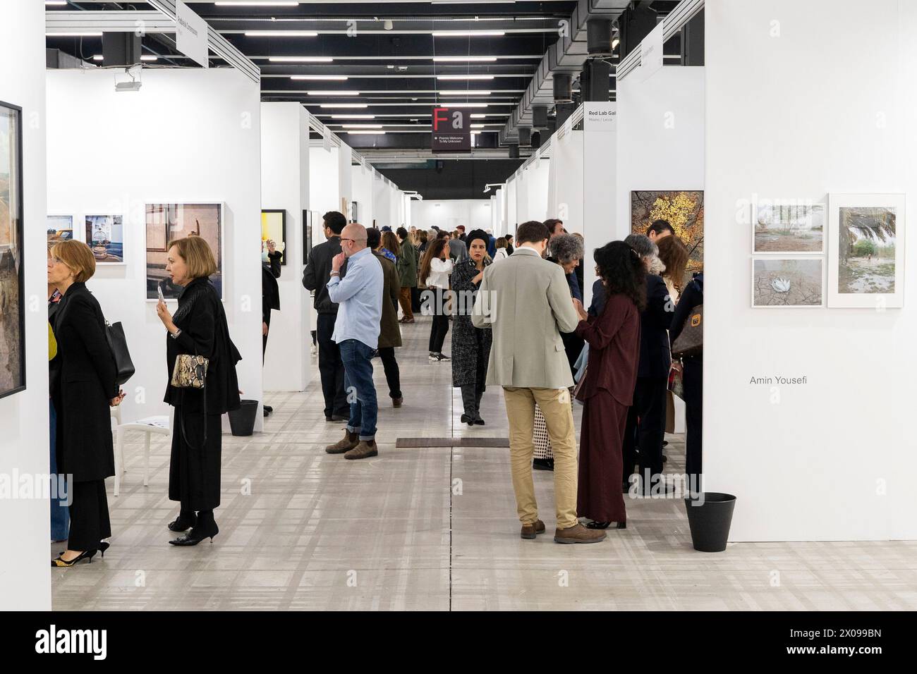Mailand, Italien. April 2024. Mailand congressi MiCo. Fotomesse Apertura di Mia 2024. - Cronaca - Mailand, Italien - Mercoledì 10. april 2024. (Foto Alessandro Cimma/Lapresse) MiCo-Konferenzen in Mailand. Eröffnung der Mia Photo Fair 2024. - Nachrichten - Mailand, Italien - Mittwoch, 10. April 2024. (Foto Alessandro Cimma/Lapresse) Credit: LaPresse/Alamy Live News Stockfoto