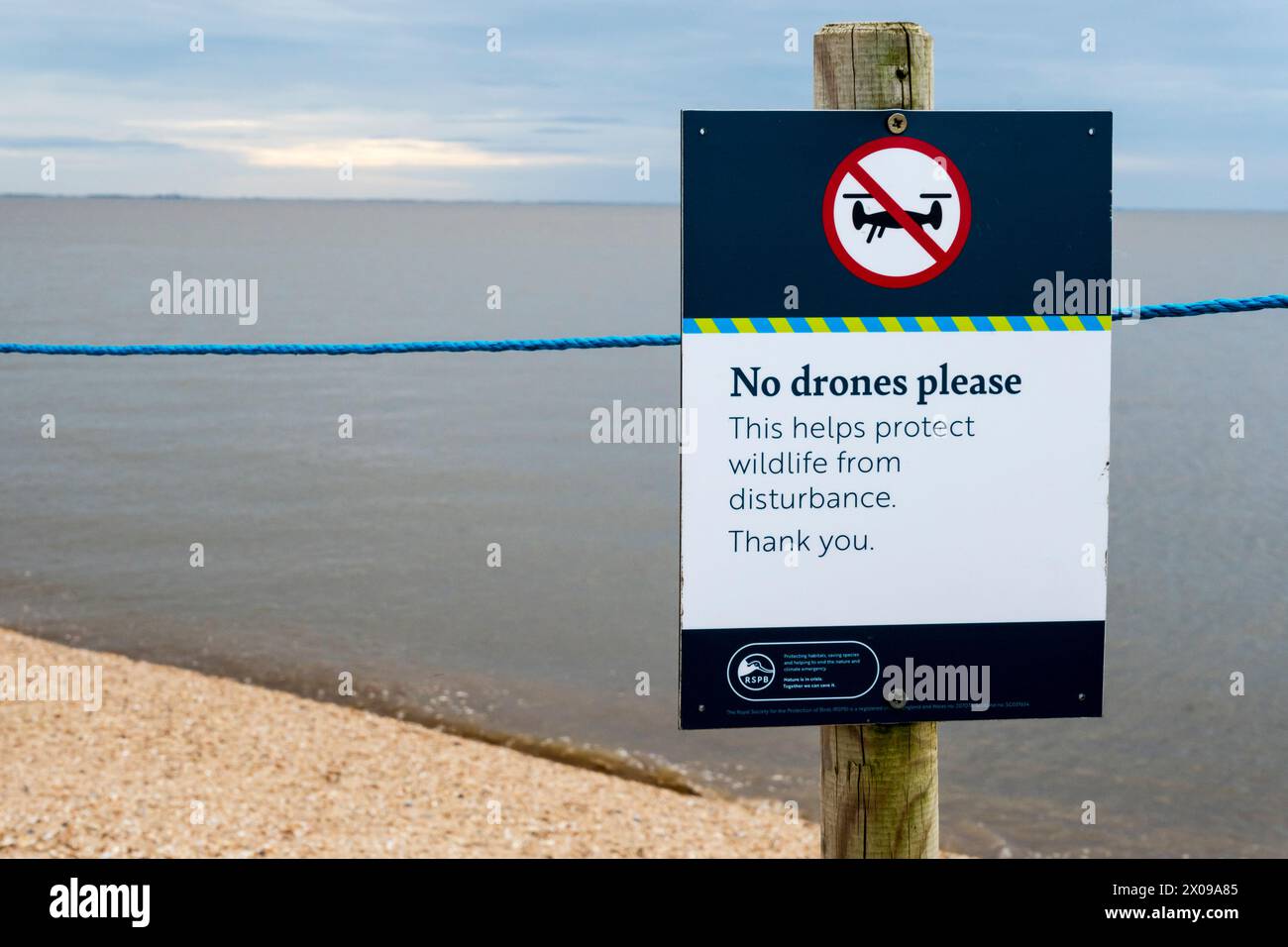 Ein RSPB keine Drohnen bitte am Strand von Snettisham in Norfolk am Ufer des Washingtons unterschreiben. Stockfoto