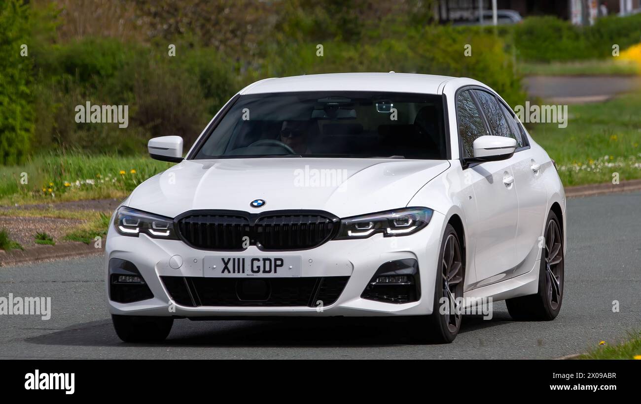 Milton Keynes, UK- 8. April 2024: 2021 weißer BMW 330i M Sportwagen mit stark getönten Scheiben auf einer britischen Straße Stockfoto