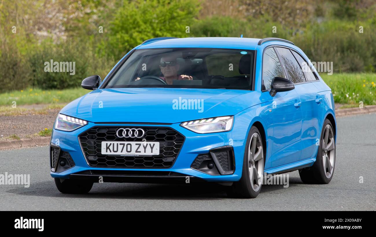 Milton Keynes, UK- 8. April 2024:2020 blauer Audi A4 Dieselmotor Auto fährt auf einer britischen Straße Stockfoto
