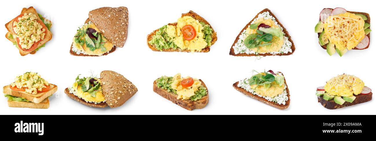 Set mit leckeren Rührei-Sandwiches auf weißem Hintergrund Stockfoto