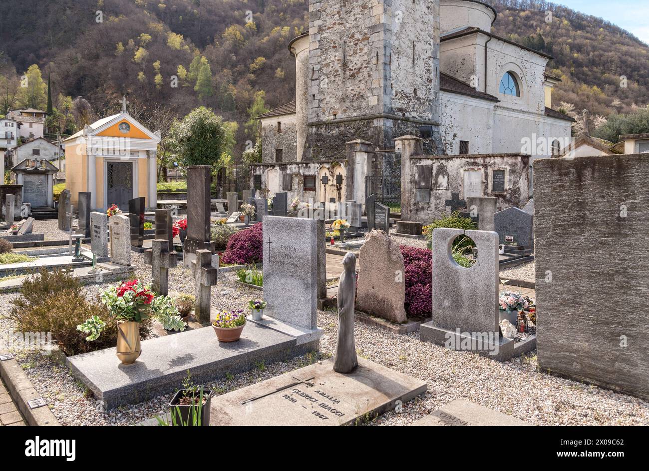 Blick auf den Friedhof Sant Abbondio, Ranzo, Gambarogno im Kanton Tessin, Schweiz Stockfoto