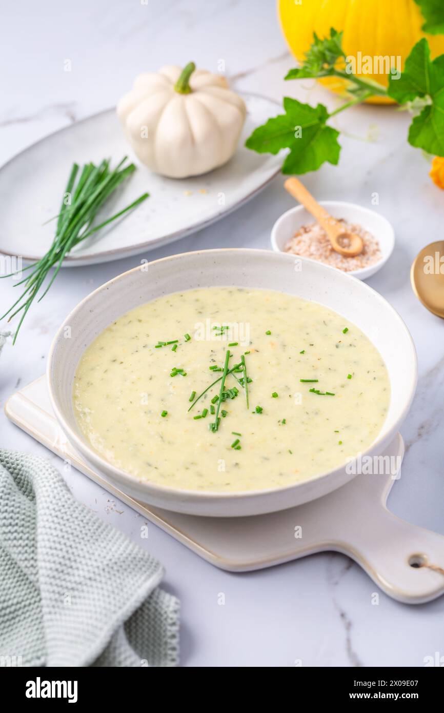 Frühlingsweiße Zucchini-Suppe mit Kräutern Stockfoto