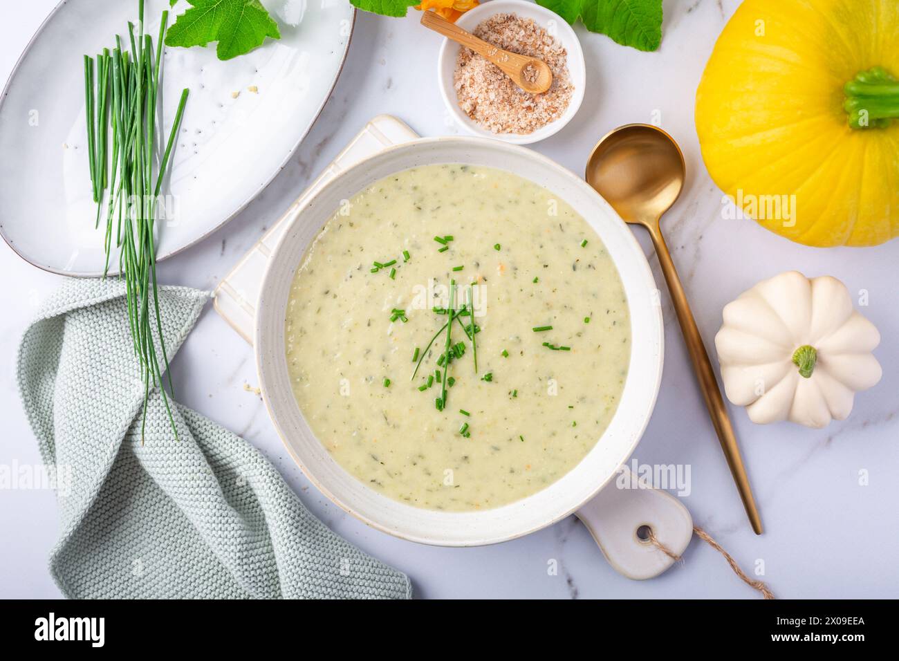 Frühlingsweiße Zucchini-Suppe mit Kräutern Stockfoto