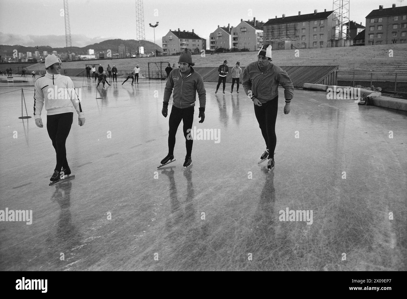 Aktuell 44-6-1973: Stjernenes sportIdrett er politikk. Skøytesporten er enormt populær i Norge, ein wenig Unterhalt. Som en bevegelse für å få Folk til å gå på skøyter er den Lite vellykket. Skøyteforbundet satser på Elite. EN må kunne si at det knapt er plass für Masseidrett på isen. DET er stjernenes Sport. Kees Verkerk i Midten. Foto. Aage Storløkken / Ivar Aaserud / aktuell / NTB ***FOTO IKKE BILDEBEHANDLET*** dieser Text wurde automatisch übersetzt! Stockfoto