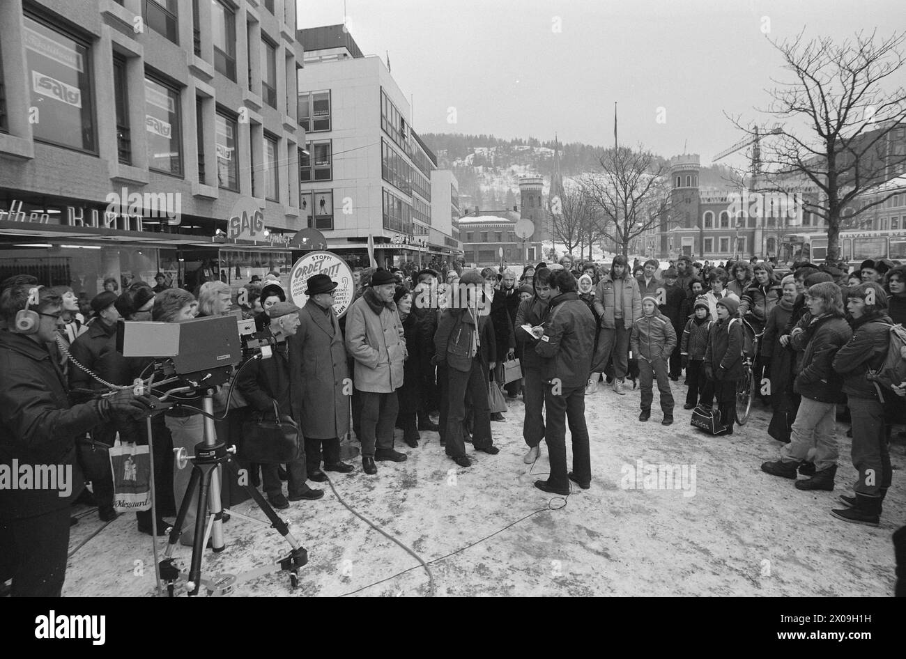 Aktuell 04 - 5 - 1974: Folkets röst auf dem Drehbuch das Wort-freie Feature im TV-Kveldsforum ist eine beliebte Erfindung. Hundert Leute aus dem DRAM strömten während der Dreharbeiten auf Bragernes Torg. In dem Feature kann der Mann auf der Straße seine Meinung über eine Sache äußern, für die er leidenschaftlich ist. Foto: Ivar Aaserud / aktuell / NTB ***FOTO NICHT BEARBEITET*** Stockfoto