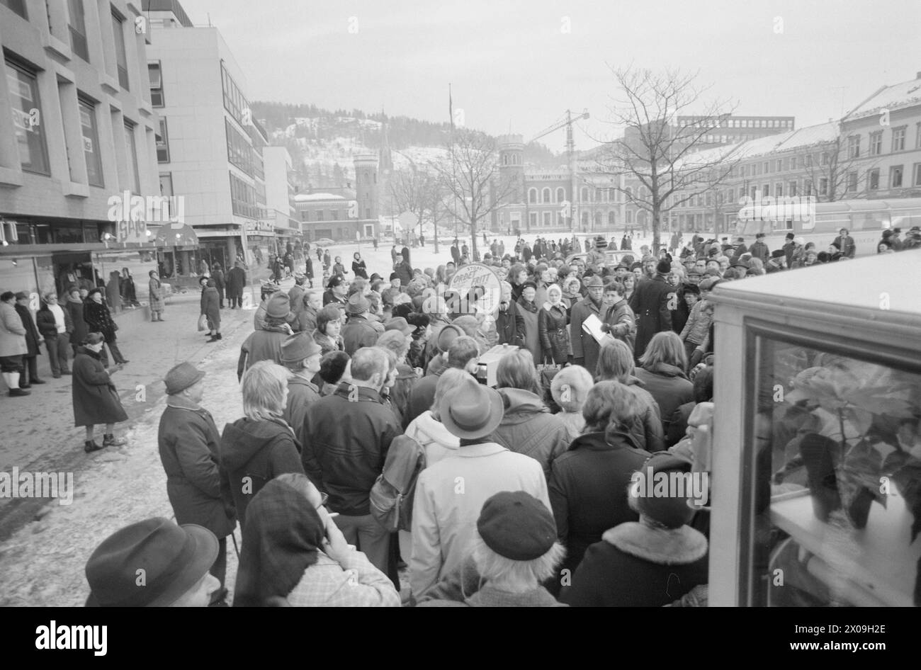 Aktuell 04 - 5 - 1974: Folkets röst auf dem Drehbuch das Wort-freie Feature im TV-Kveldsforum ist eine beliebte Erfindung. Hundert Leute aus dem DRAM strömten während der Dreharbeiten auf Bragernes Torg. In dem Feature kann der Mann auf der Straße seine Meinung über eine Sache äußern, für die er leidenschaftlich ist. Foto: Ivar Aaserud / aktuell / NTB ***FOTO NICHT BEARBEITET*** Stockfoto