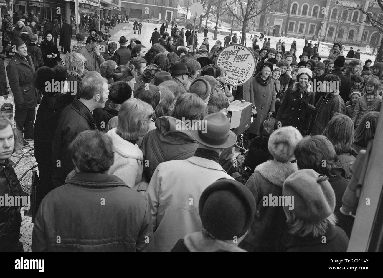 Aktuell 04 - 5 - 1974: Folkets röst auf dem Drehbuch das Wort-freie Feature im TV-Kveldsforum ist eine beliebte Erfindung. Hundert Leute aus dem DRAM strömten während der Dreharbeiten auf Bragernes Torg. In dem Feature kann der Mann auf der Straße seine Meinung über eine Sache äußern, für die er leidenschaftlich ist. Foto: Ivar Aaserud / aktuell / NTB ***FOTO NICHT BEARBEITET*** Stockfoto