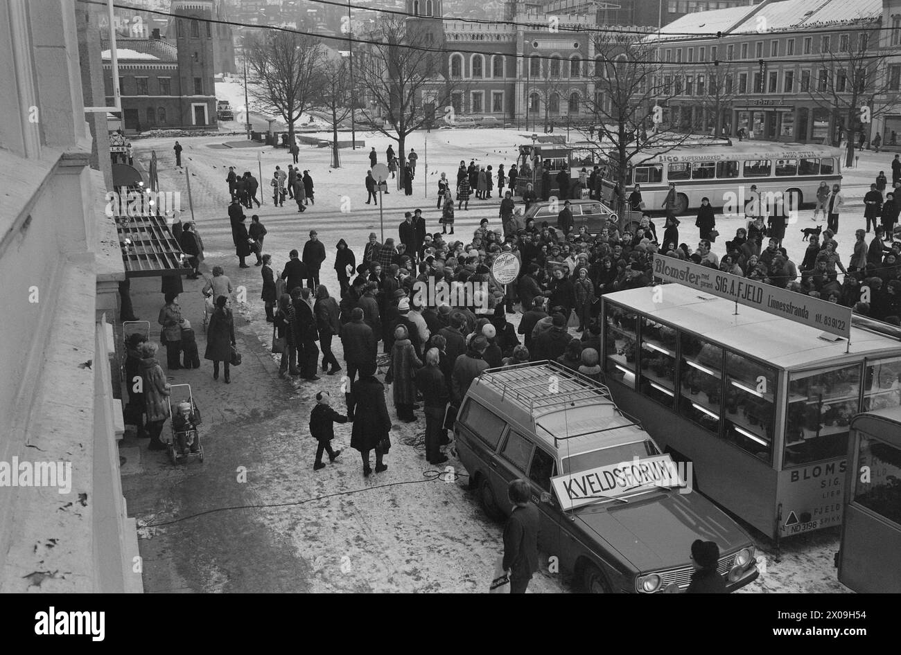 Aktuell 04 - 5 - 1974: Folkets röst auf dem Drehbuch das Wort-freie Feature im TV-Kveldsforum ist eine beliebte Erfindung. Hundert Leute aus dem DRAM strömten während der Dreharbeiten auf Bragernes Torg. In dem Feature kann der Mann auf der Straße seine Meinung über eine Sache äußern, für die er leidenschaftlich ist. Foto: Ivar Aaserud / aktuell / NTB ***FOTO NICHT BEARBEITET*** Stockfoto