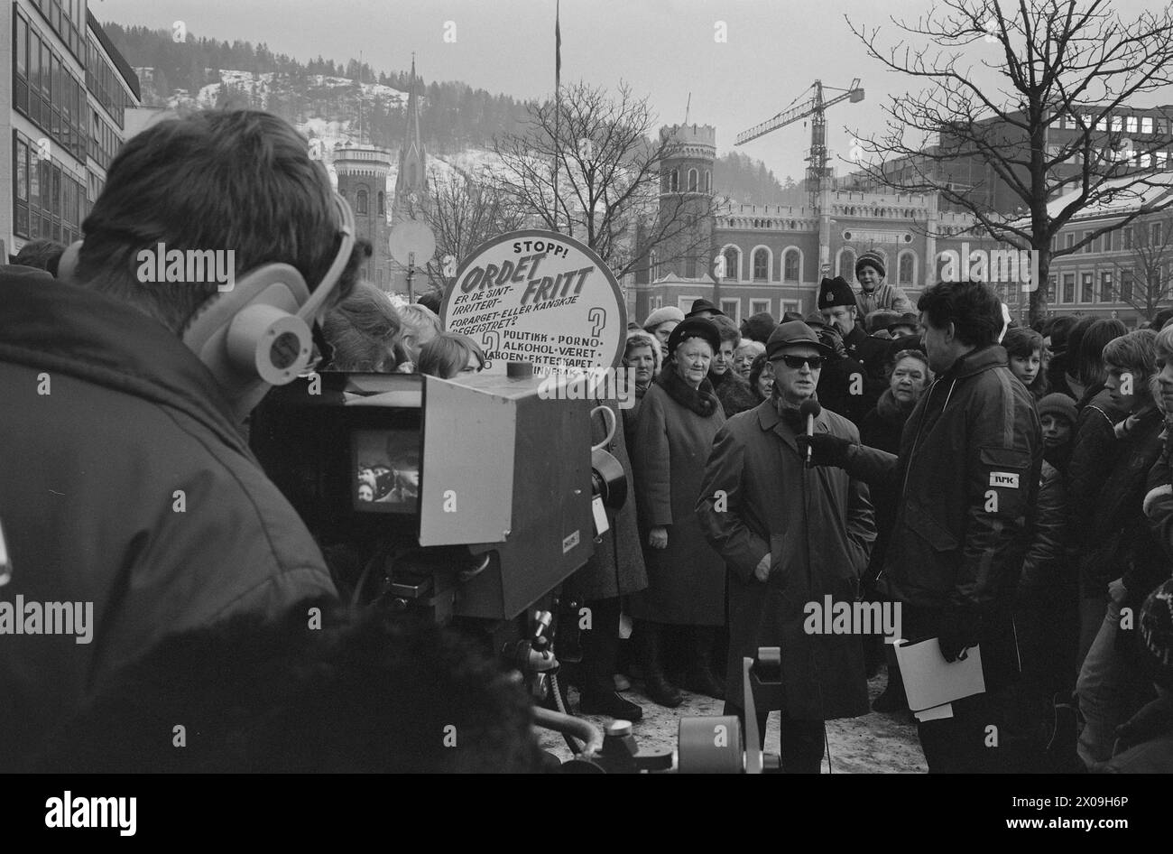 Aktuell 04 - 5 - 1974: Folkets röst auf dem Drehbuch das Wort-freie Feature im TV-Kveldsforum ist eine beliebte Erfindung. Hundert Leute aus dem DRAM strömten während der Dreharbeiten auf Bragernes Torg. In dem Feature kann der Mann auf der Straße seine Meinung über eine Sache äußern, für die er leidenschaftlich ist. Foto: Ivar Aaserud / aktuell / NTB ***FOTO NICHT BEARBEITET*** Stockfoto