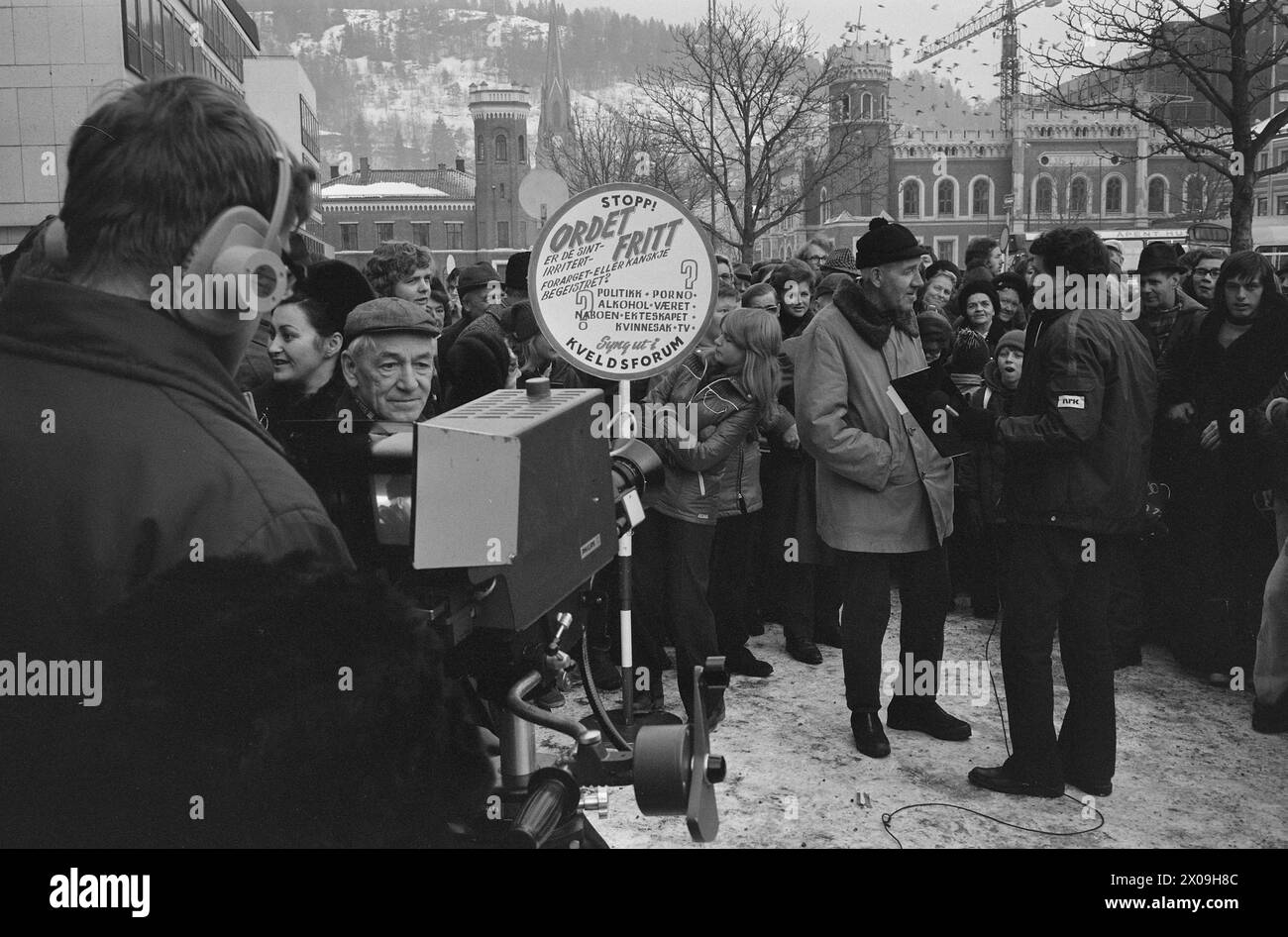 Aktuell 04 - 5 - 1974: Folkets röst auf dem Drehbuch das Wort-freie Feature im TV-Kveldsforum ist eine beliebte Erfindung. Hundert Leute aus dem DRAM strömten während der Dreharbeiten auf Bragernes Torg. In dem Feature kann der Mann auf der Straße seine Meinung über eine Sache äußern, für die er leidenschaftlich ist. Foto: Ivar Aaserud / aktuell / NTB ***FOTO NICHT BEARBEITET*** Stockfoto