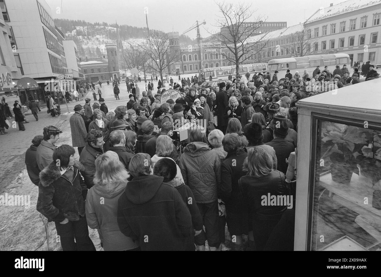 Aktuell 04 - 5 - 1974: Folkets röst auf dem Drehbuch das Wort-freie Feature im TV-Kveldsforum ist eine beliebte Erfindung. Hundert Leute aus dem DRAM strömten während der Dreharbeiten auf Bragernes Torg. In dem Feature kann der Mann auf der Straße seine Meinung über eine Sache äußern, für die er leidenschaftlich ist. Foto: Ivar Aaserud / aktuell / NTB ***FOTO NICHT BEARBEITET*** Stockfoto