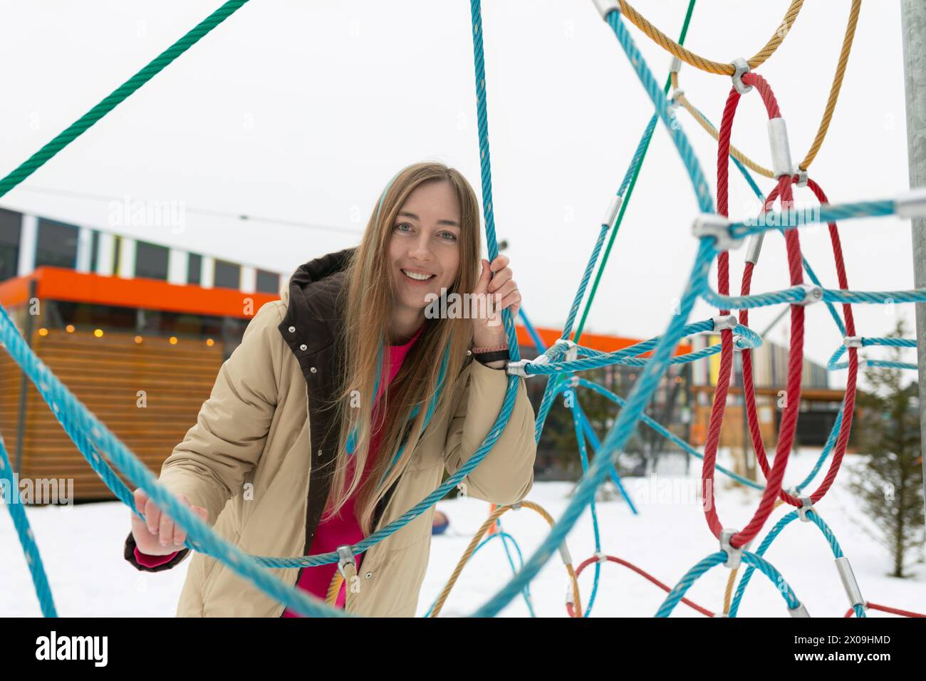 Frau, die vor der Seilstruktur steht Stockfoto