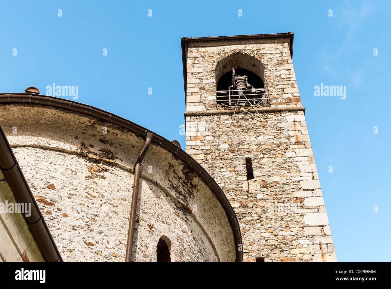 Blick auf den Glockenturm der Kirche der Heiligen Peter und Paul (Santi Pietro e Paolo) in Sant Abbondio in Gambarogno, Tessin, Schweiz Stockfoto
