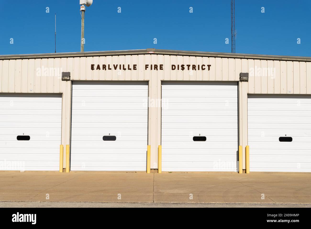 Earlville, Illinois - USA - 8. April 2024: Außenansicht des Earlville Fire District Gebäudes in Earlville, Illinois, USA. Stockfoto