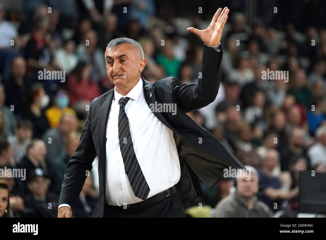 Besiktas-Trainer Aziz Akkaya beim zweiten Spiel des EuroCup Women's Final in der Copperbox Arena in London. Bilddatum: Mittwoch, 10. April 2024. Siehe PA Story BASKETBALL London. Das Foto sollte lauten: Zac Goodwin/PA Wire. EINSCHRÄNKUNGEN: Verwendung unterliegt Einschränkungen. Nur redaktionelle Verwendung, keine kommerzielle Nutzung mit vorheriger Zustimmung des Rechteinhabers. Stockfoto