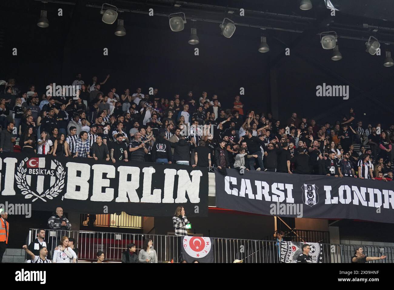 Besiktas-Fans im Auswärtstrend beim zweiten Spiel des EuroCup Women's Final in der Copperbox Arena in London. Bilddatum: Mittwoch, 10. April 2024. Siehe PA Story BASKETBALL London. Das Foto sollte lauten: Zac Goodwin/PA Wire. EINSCHRÄNKUNGEN: Verwendung unterliegt Einschränkungen. Nur redaktionelle Verwendung, keine kommerzielle Nutzung ohne vorherige Zustimmung des Rechteinhabers. Stockfoto