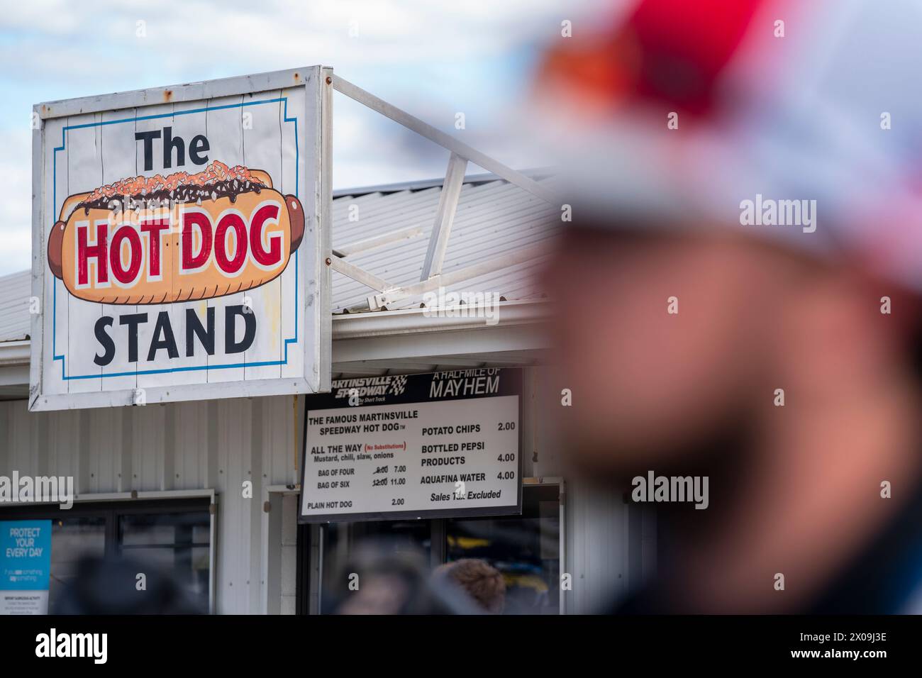 Der Hot Dog steht im Infeld des Martinsville Speedway, auf dem die Long John Silver's 200 in Martinsville, VA, USA, ausgetragen wird. (Bild: © Logan T Arce Action Sports Photography, Inc/Cal Sport Media) Stockfoto