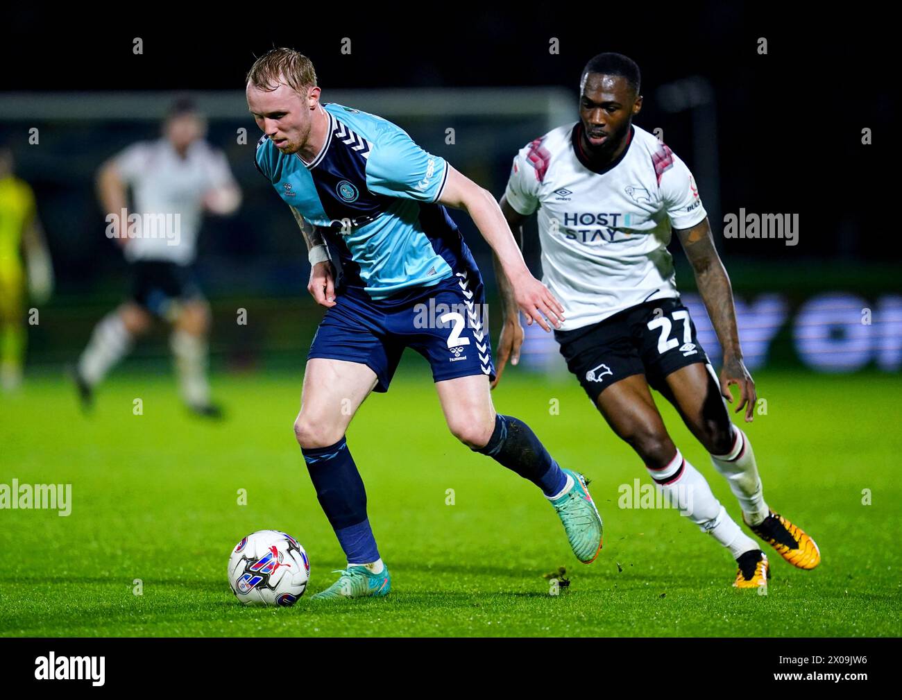 Jack Grimmer der Wycombe Wanderers (links) und Corey Blackett-Taylor von Derby County kämpfen um den Ball während des Spiels der Sky Bet League One in Adams Park, Wycombe. Bilddatum: Mittwoch, 10. April 2024. Stockfoto