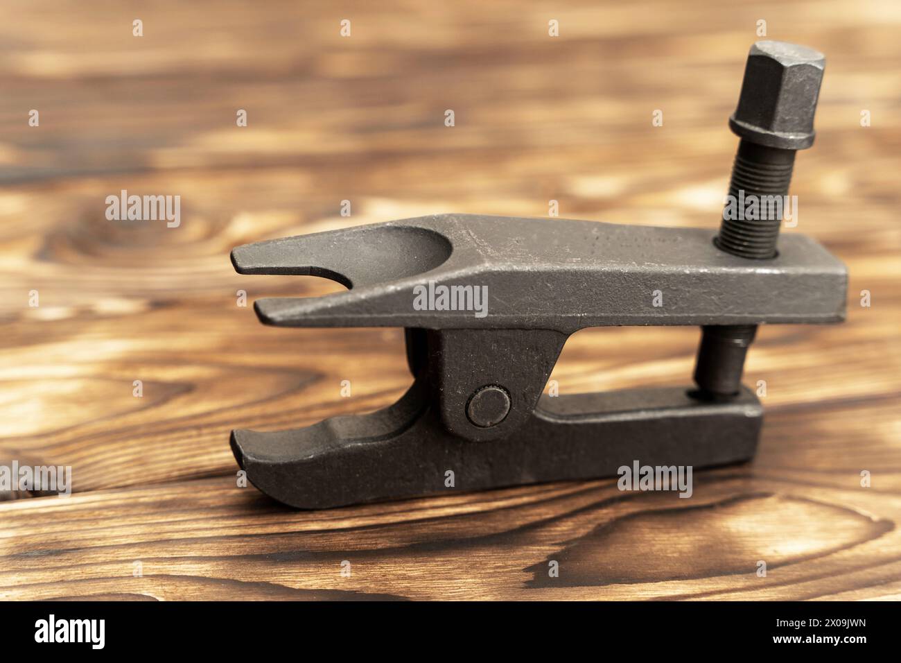 Der Metallabzieher der Kugellager des Autos auf einem Holztisch. Ein Werkzeug für eine Werkstatt oder einen Service Stockfoto