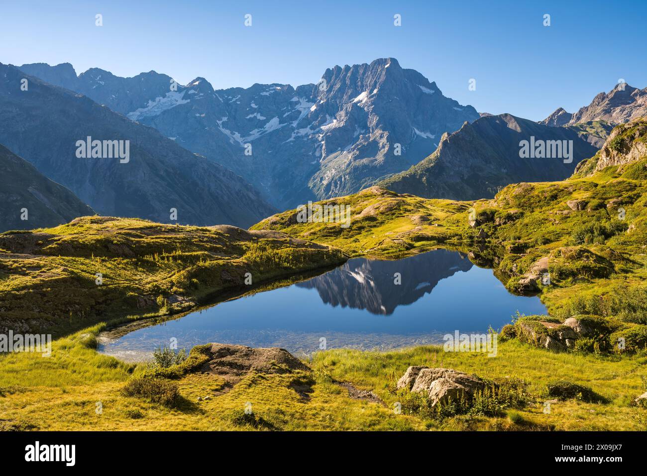 Ecrins National Park und Lauzon Lake im Sommer mit Blick auf den Sirac Mountain Peak. Französische Alpen. Gioberney, Valgaudemar, Alpen, Frankreich Stockfoto