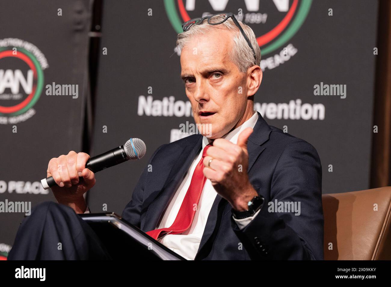 Denis McDonough, Sekretär des US-Veteranenministeriums, sprach am 10. April 2024 mit Al Sharpton während des 1. Tages der NAN National Convention am Sheraton New York Times Square Stockfoto