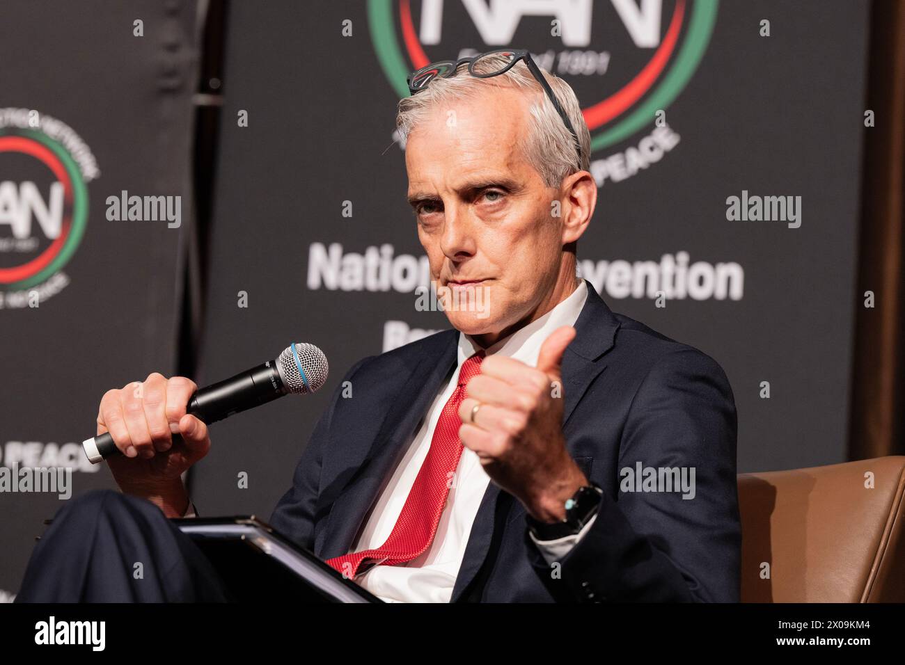 Denis McDonough, Sekretär des US-Veteranenministeriums, sprach am 10. April 2024 mit Al Sharpton während des 1. Tages der NAN National Convention am Sheraton New York Times Square Stockfoto