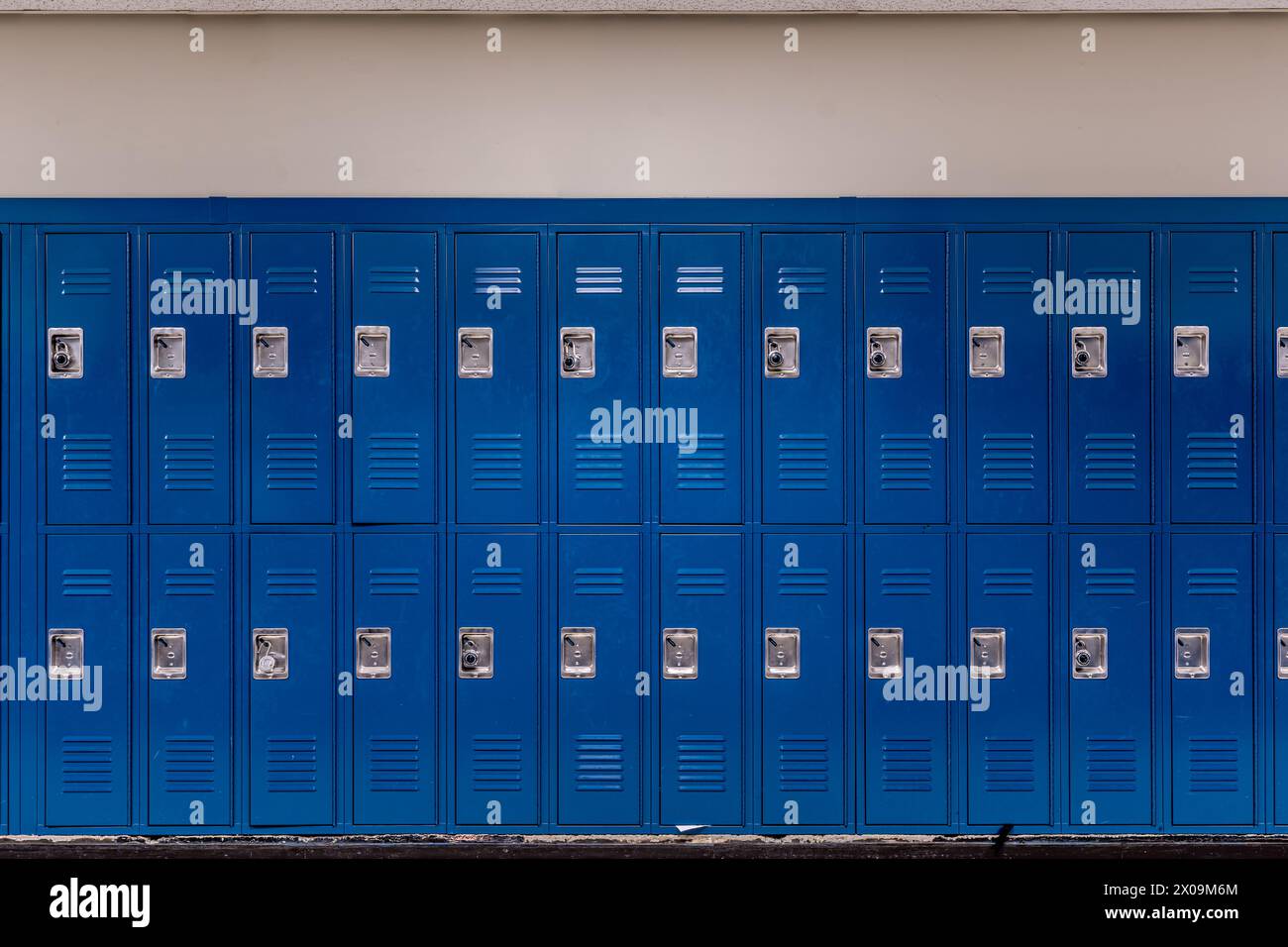Leerer Schulflur mit blauen Metallschränken für Schüler Stockfoto