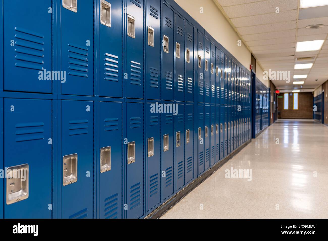 Leerer Schulflur mit blauen Metallschränken für Schüler Stockfoto