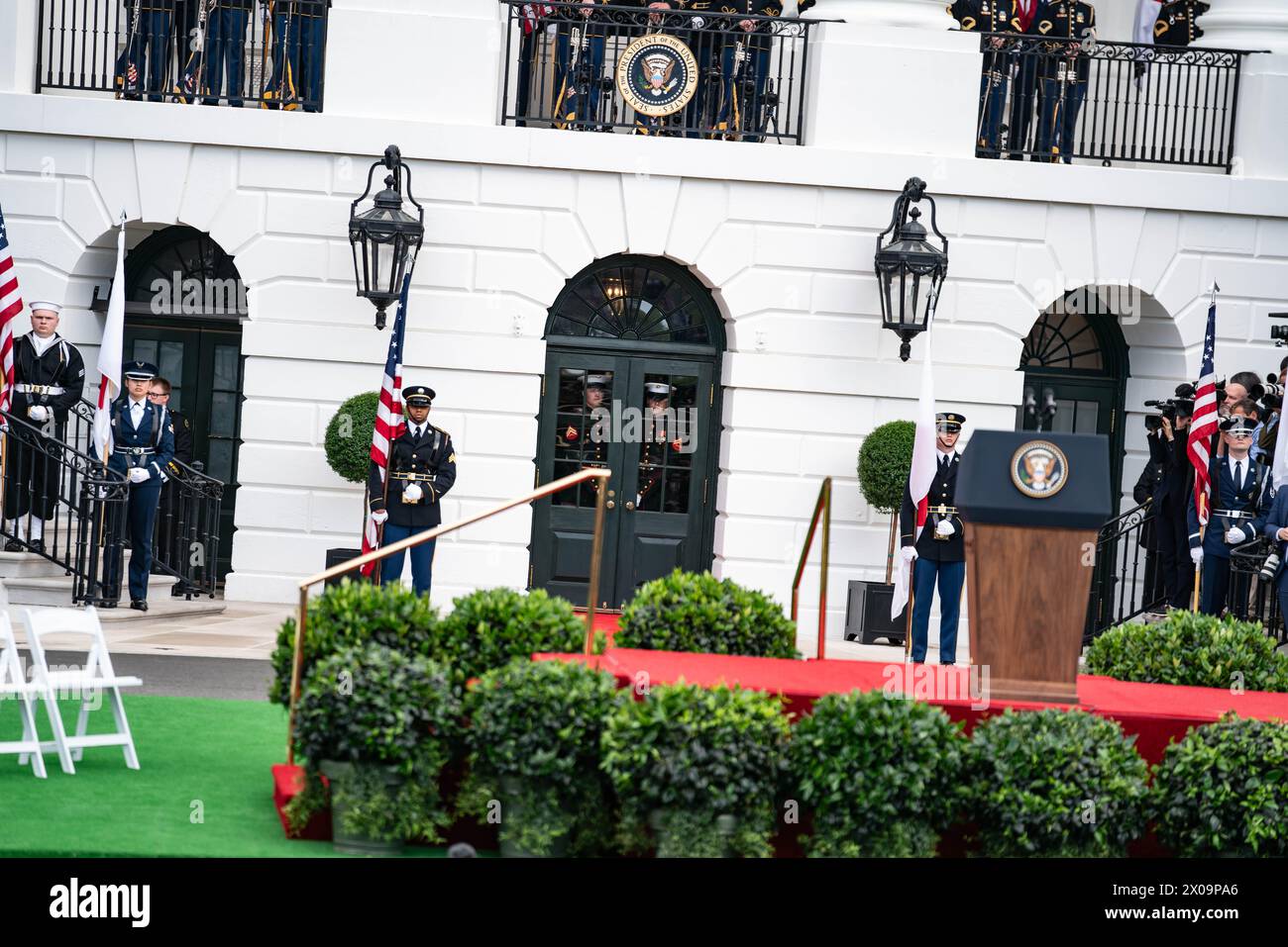 Am 10. April begrüßen Präsident Joe Biden und First Lady Jill Biden Premierminister Kishida Fumio und Frau Kishida Yuko aus Japan zu einem Beamten Stockfoto