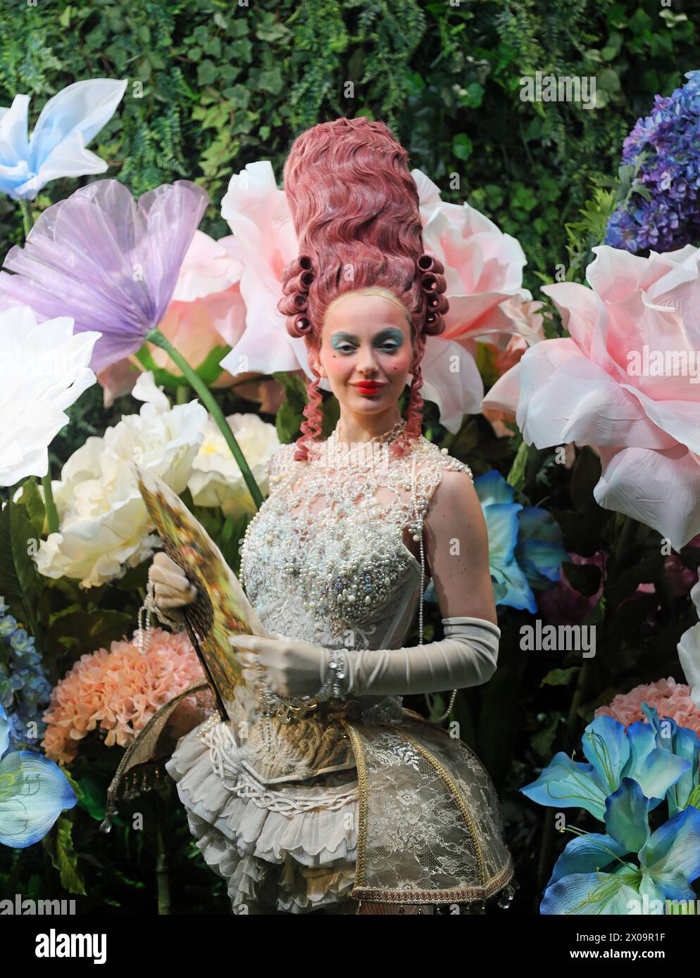 Modell Mit Posierender Blume Stockfoto