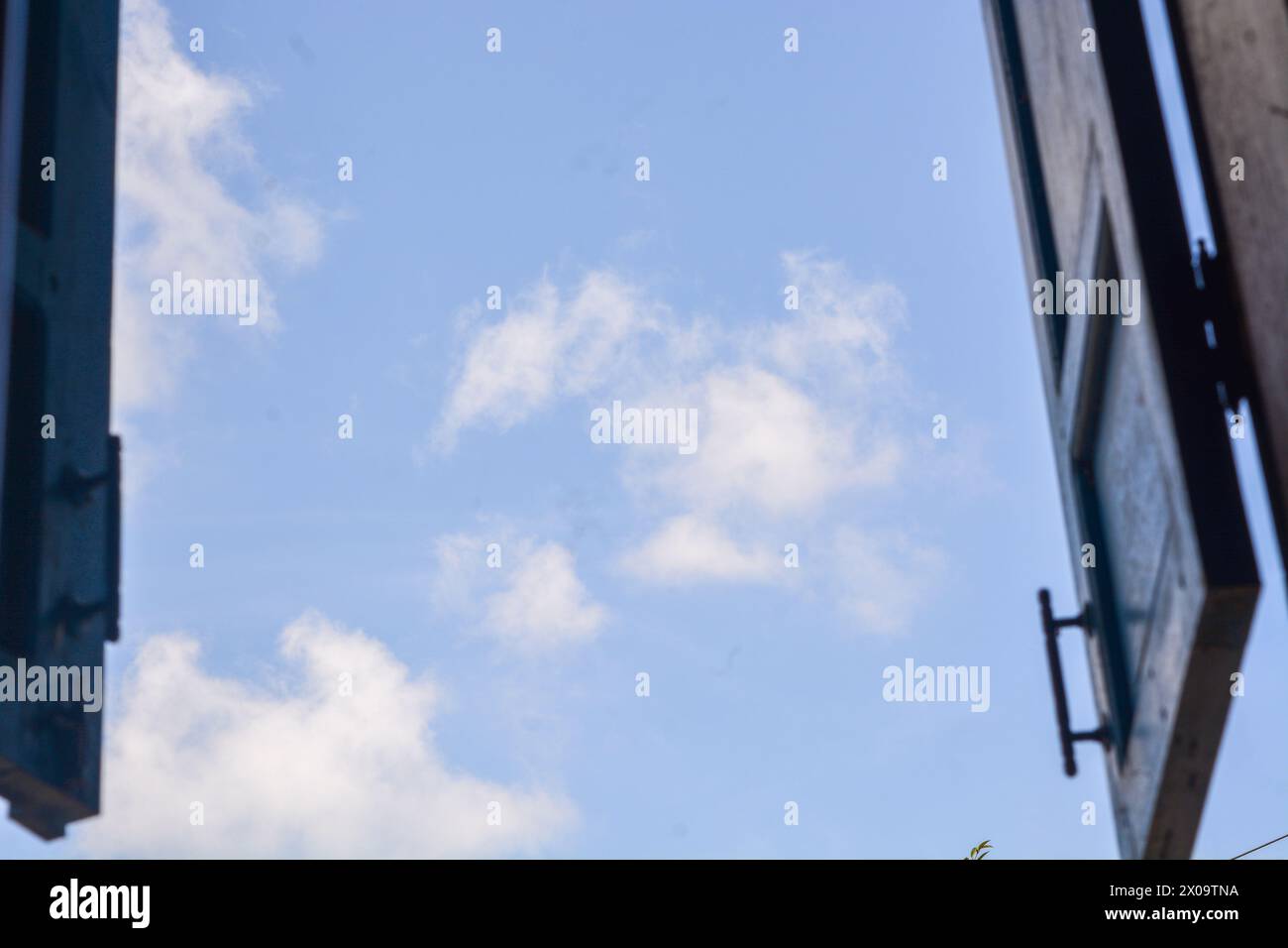 Regalregal aus Stahl in einem neuen modernen, großen Lagergebäude Lader neben den Racks. Niemand. Keine Personen. Stockfoto