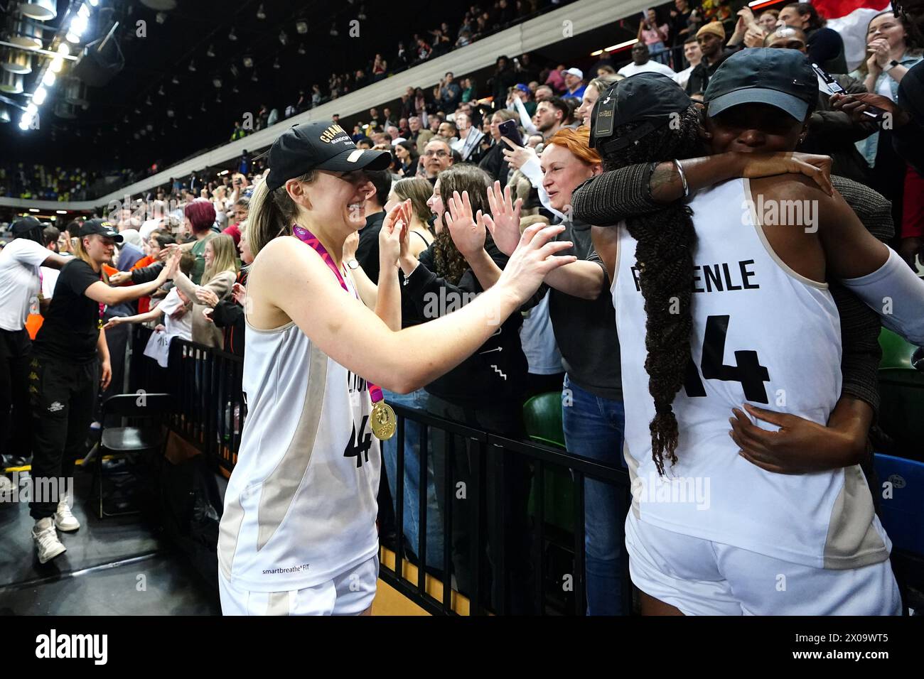 Die Spieler der London Lions feiern mit den Fans nach dem Sieg im zweiten Legspiel des EuroCup Women's Final in der Copperbox Arena in London. Bilddatum: Mittwoch, 10. April 2024. Siehe PA Story BASKETBALL London. Das Foto sollte lauten: Zac Goodwin/PA Wire. EINSCHRÄNKUNGEN: Verwendung unterliegt Einschränkungen. Nur redaktionelle Verwendung, keine kommerzielle Nutzung ohne vorherige Zustimmung des Rechteinhabers. Stockfoto