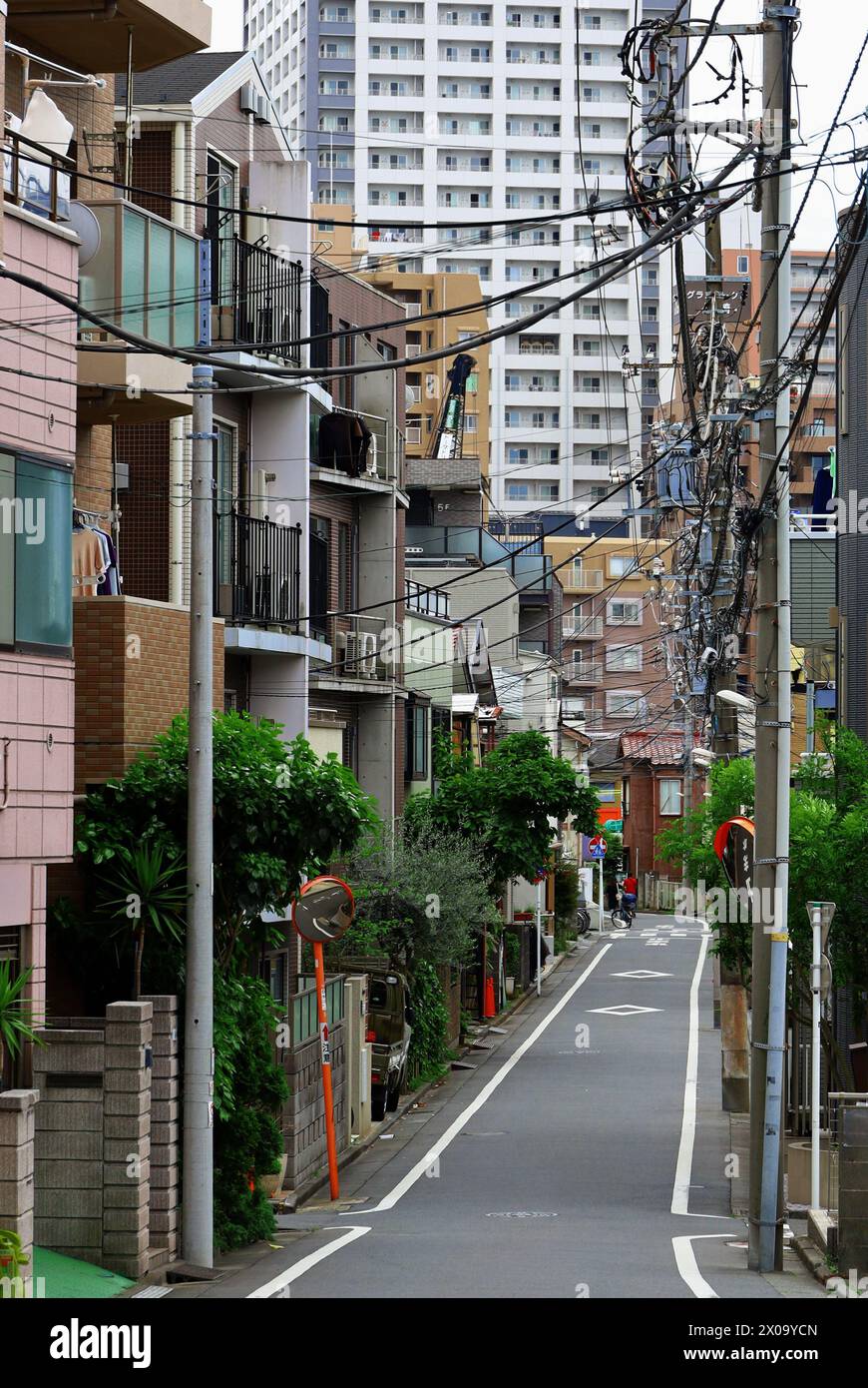 Das tägliche Leben in Japan Landschaft eines Wohngebietes in Kawasaki, wo man Turmwohnungen sehen kann Stockfoto