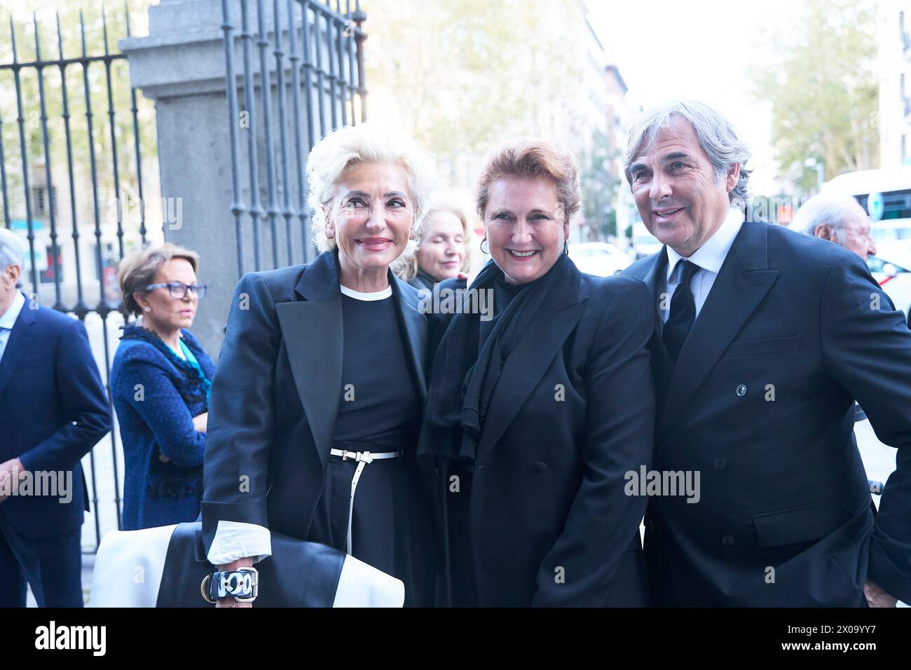 Madrid. Spanien. 20240410, Hubertus von Hohenlohe, Simona Gandolfi, Francesca Thyssen-Bornemisza nimmt am 10. April 2024 in Madrid an der Messe Ira von Furstenberg in der Kirche San Francisco el Grande Teil Stockfoto