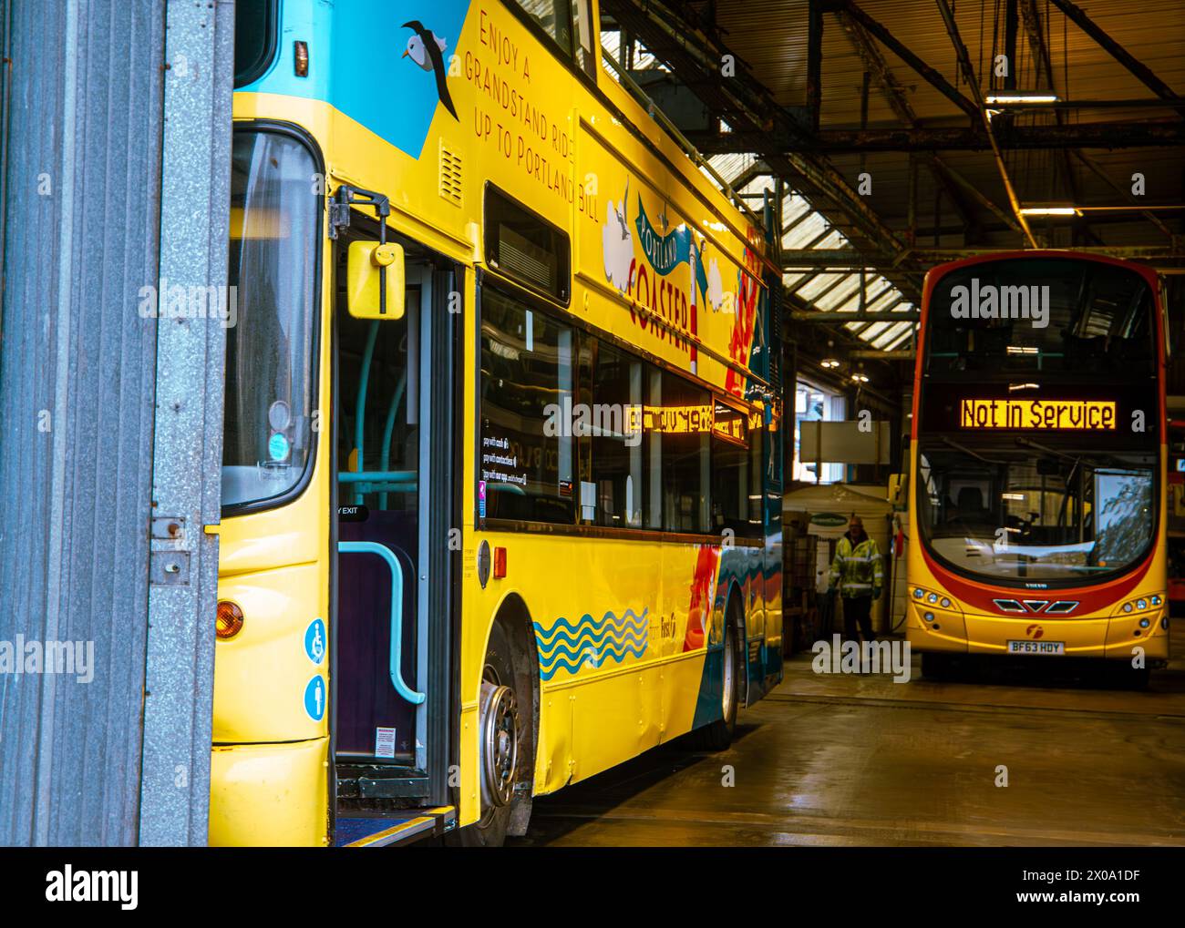 Busse im Depot Weymouth Dorset UK Stockfoto