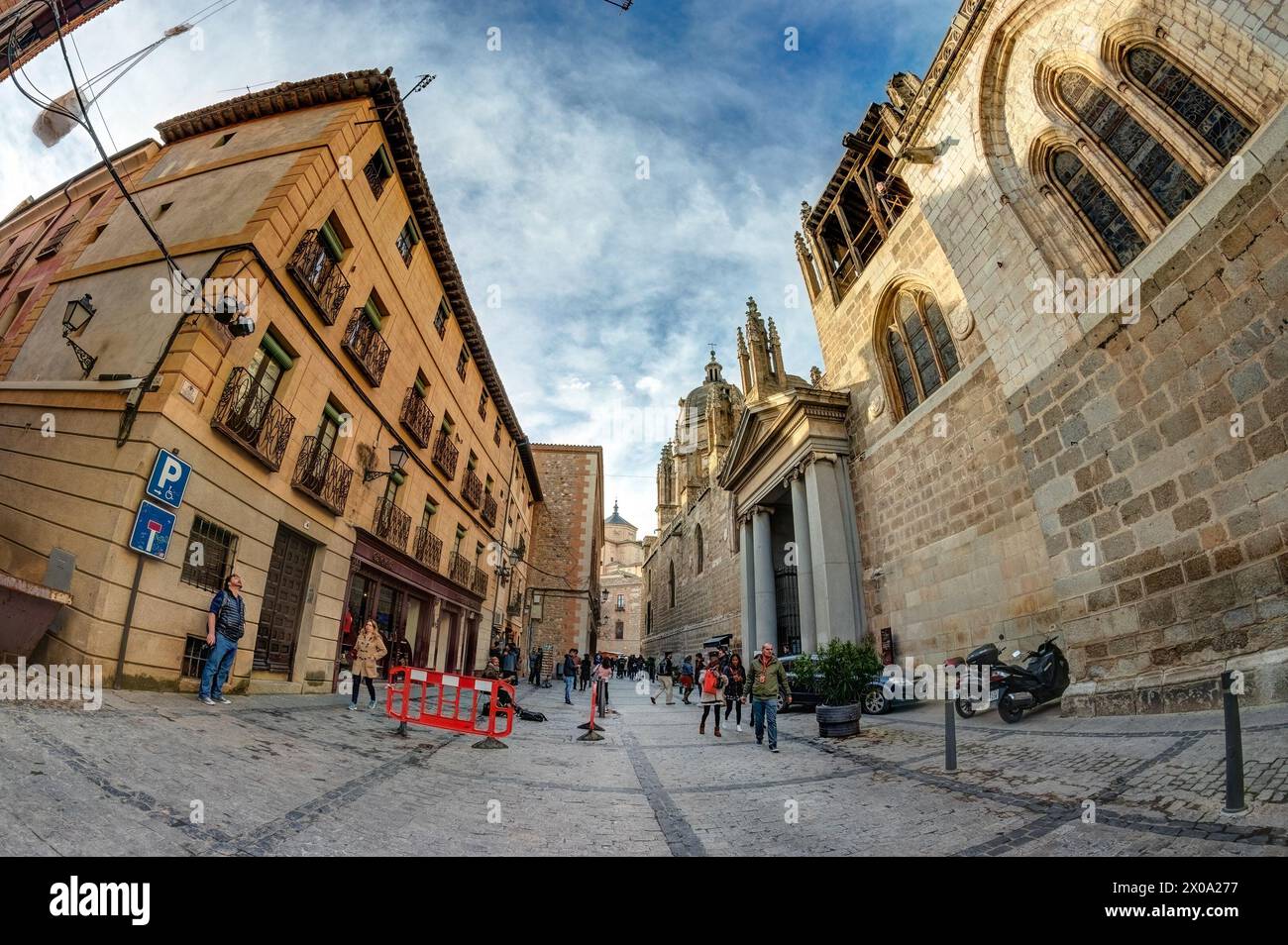 Toledo, Spanien - 17. Dezember 2018: Toledo ist eine antike Stadt auf einem Hügel über den Ebenen von Kastilien-La Mancha. Arabische, jüdische und christliche Denkmäler in Stockfoto