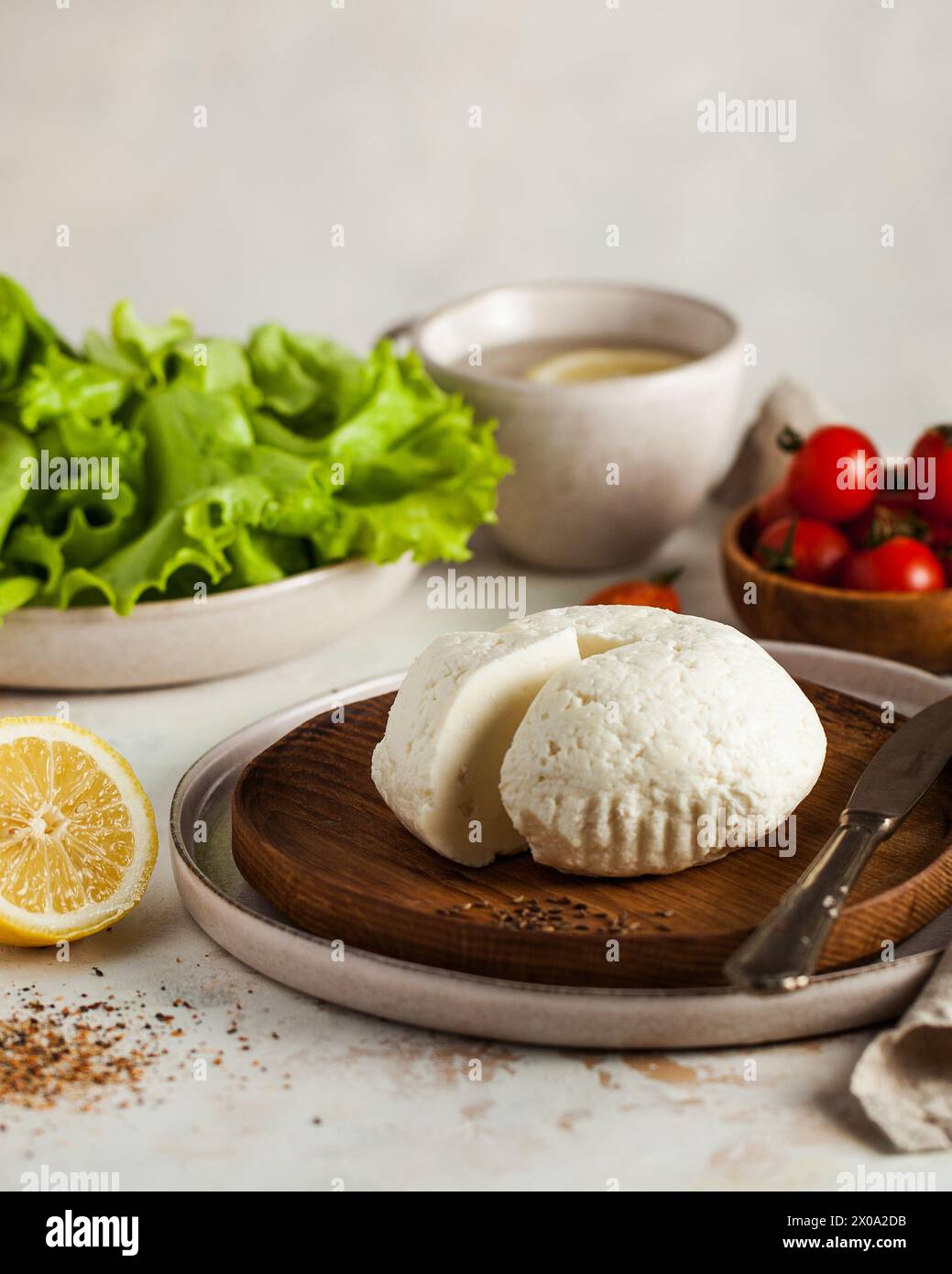 Adyghe Käse auf einem Baum, von der Farm bis zum Tisch. Käse und Milchprodukte. Stockfoto