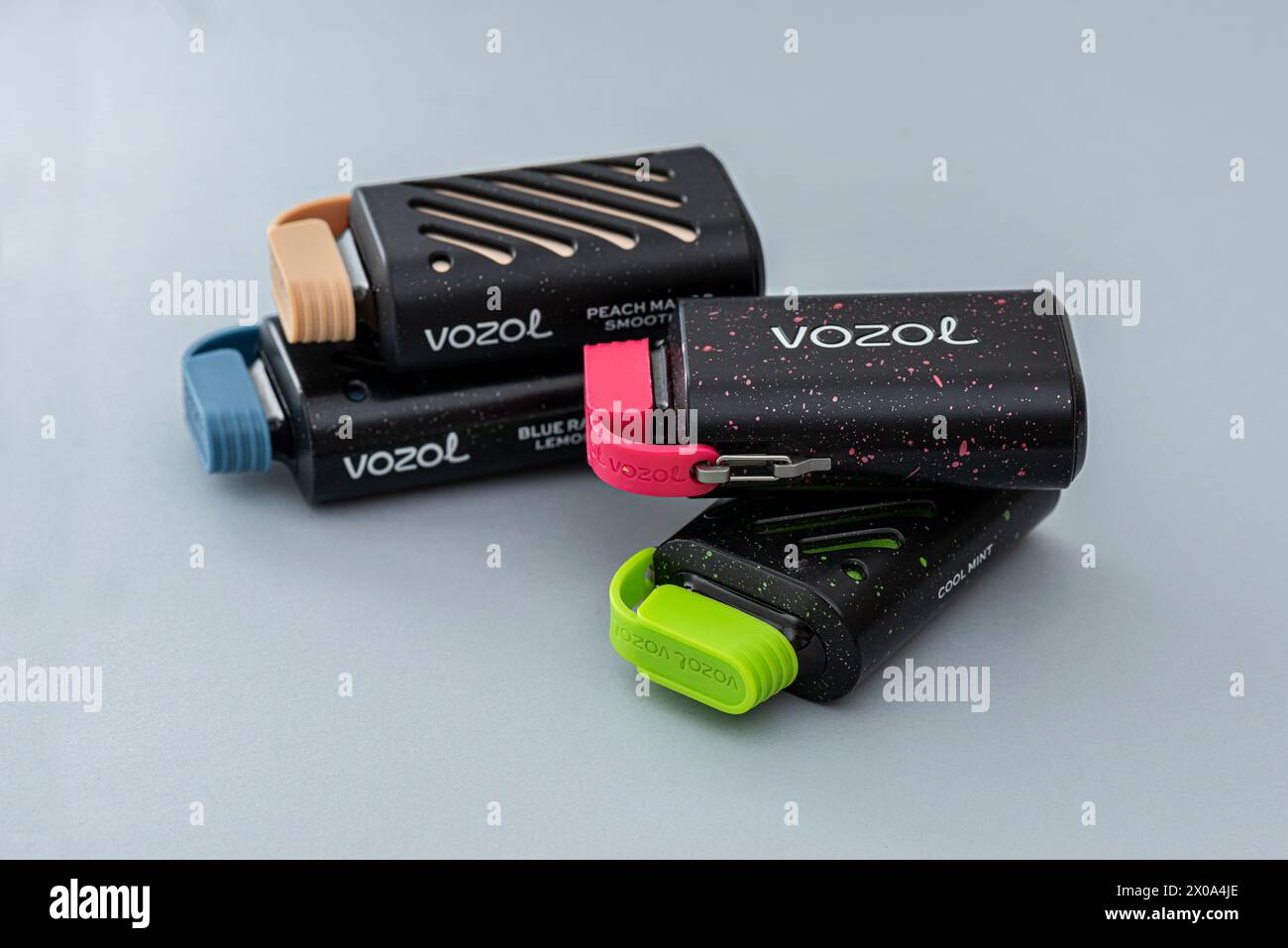 ISTANBUL, TÜRKEI - 9. APRIL 2024: Vozol elektronisches Rauchen. Vozol enthält vorgefüllte e-Liquid mit 5 % Nikotinstärke, Vozol ist eine der Dispositionen Stockfoto