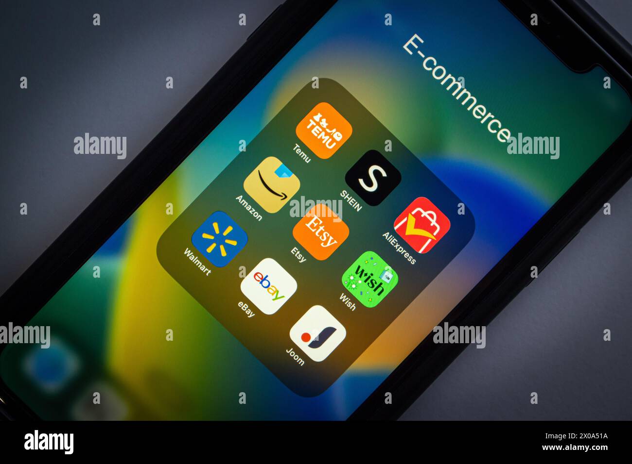 Ikonen von Temu, Shein, AliExpress, Amazon, Etsy, Wish.com, Walmart, eBay und Joom auf einem iPhone-Bildschirm. Beliebtes E-Commerce-Konzept. Stockfoto